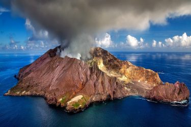 SUA CARREIRA ESTÁ ENTRE O VULCÃO E O MAR